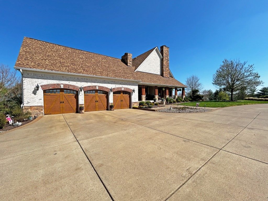 Left Side 3 Car Garage2 Left Side 3 Car Garage2